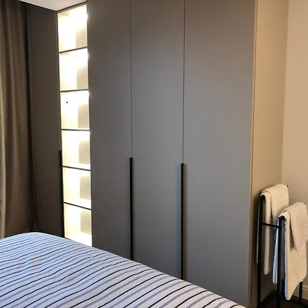 Stylish 2bdr Gramada, Free Parking Apartament